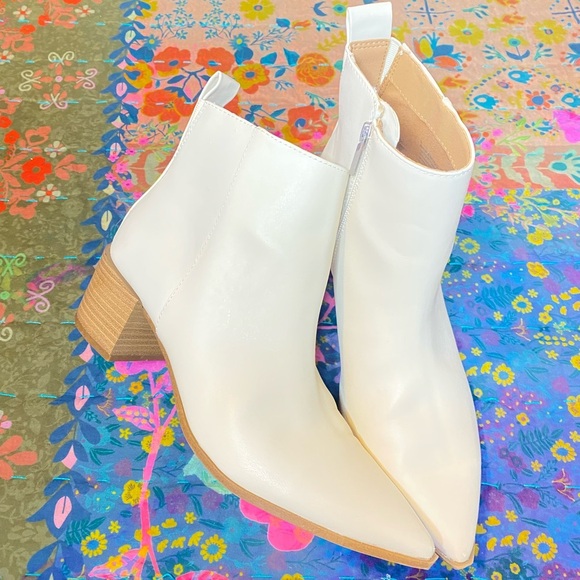 Universal Thread Shoes - Universal Thread Women's Cream Ankle Boots size 9